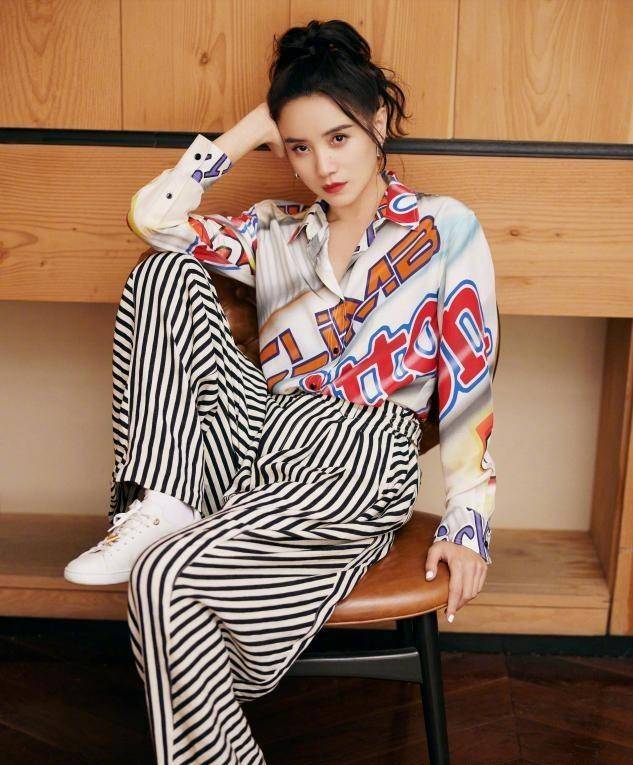 身材 真正见过大场面的女人，很少会穿T恤短裤，看宋佳就知道了