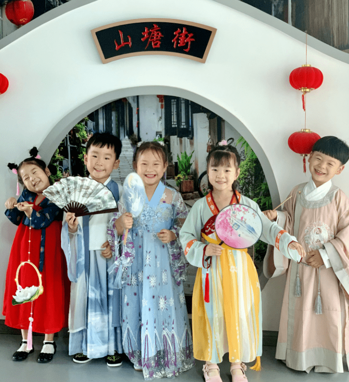 活动|江苏幼儿园举行汉服活动，男孩身披黄袍超抢眼，家长吐槽没必要