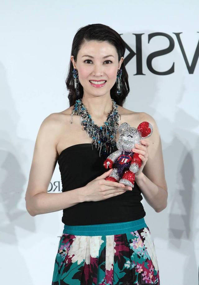 配饰 服了李嘉欣的迷之衣品，抹胸装配条大花裤，土味搭配挡不住好气质