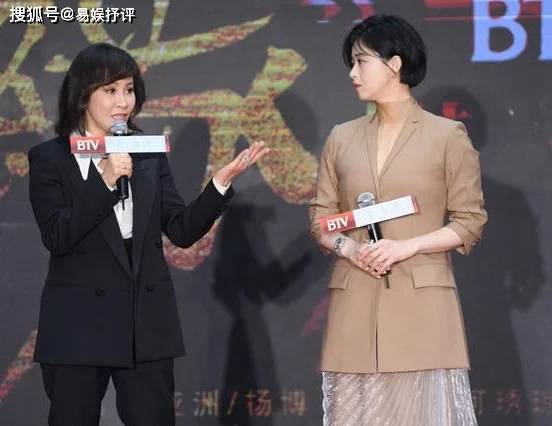 上半身 蒋欣造型显得清爽又潇洒，不系扣的穿搭还可以避免暴露身材！