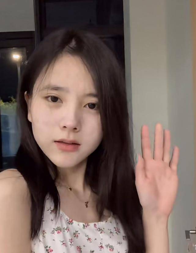 化妆品小霸宠首次透露素颜直播原因，审美跟大家不同，觉得满脸痘很好看