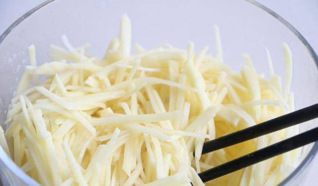 做法|土豆丝换种做法,简单4步做成懒人早餐,酥脆又好看