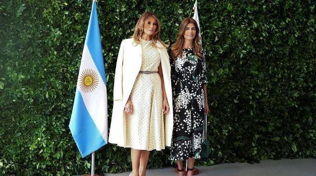 高跟鞋 梅拉尼娅为显身材真够拼,穿20cm高跟鞋气场全开,脚却挤的变形了