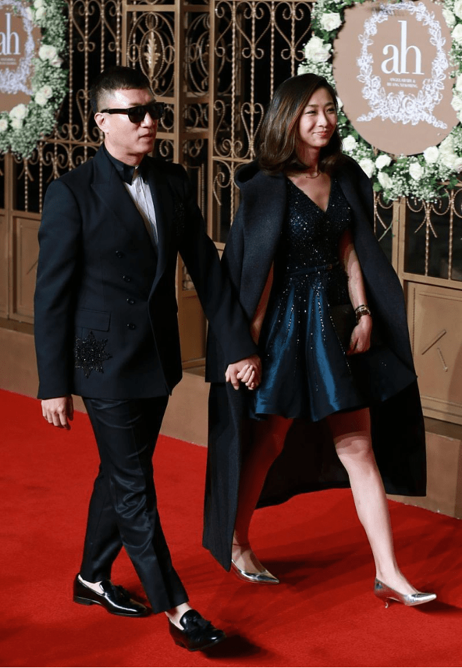 八卦爆料 孙红雷娶了个学霸老婆，年纪小身材好，穿闪亮裙装气质高级像明星
