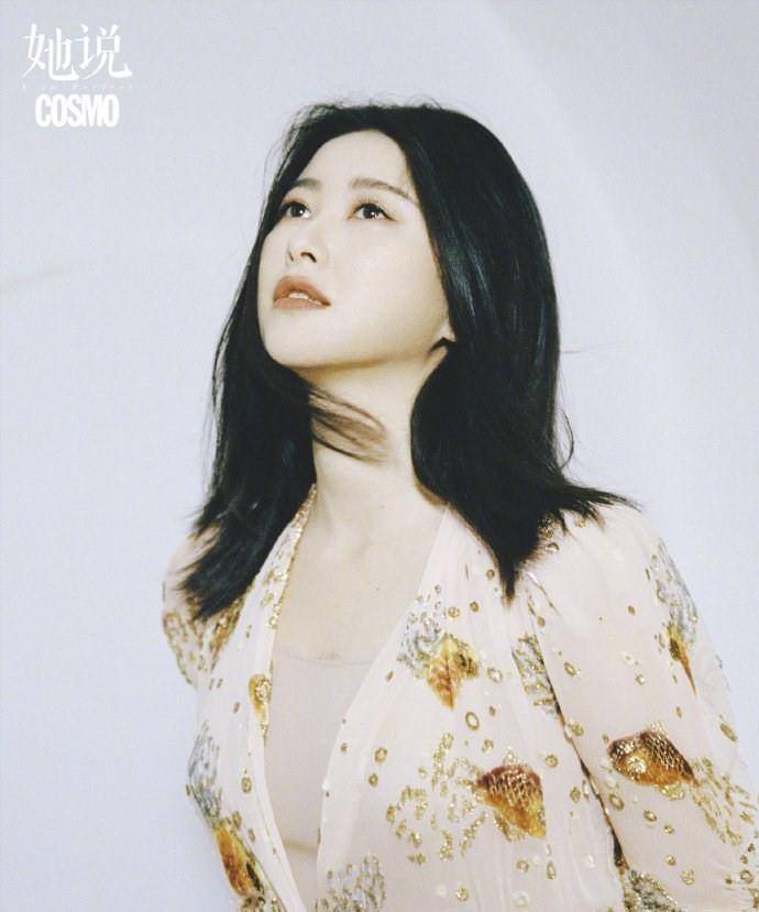 服装 怀孕的朱珠仍时髦,挺孕肚拍时尚大片女人味十足,双腿纤细真难得