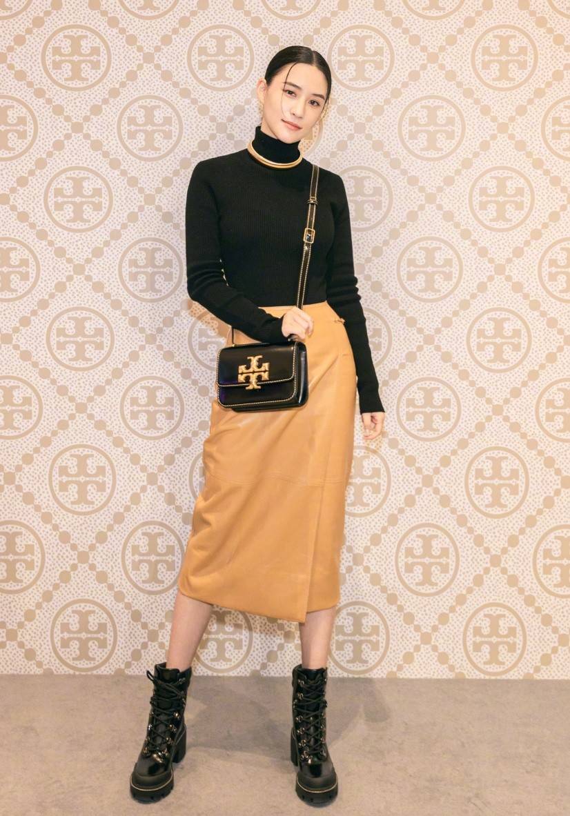 身材 何超莲出身“大户人家”，演绎半身裙穿搭真洋气，时尚感拿捏了