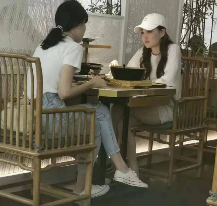 身材 徐璐聚餐被人偶遇,穿大码长袖玩失踪,粉丝镜头下嘴咬筷子好撩人