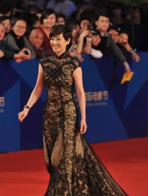 大婶 徐帆带养女走机场,穿棉麻衫配低档裤,穿出了大婶们想要的年轻感