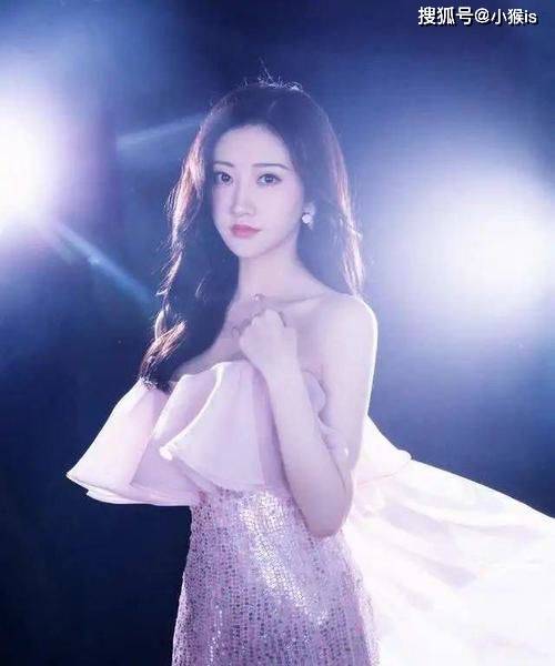 身材 有种“美”叫景甜身材真丰满白色修身连衣裙秀马蜂腰,身材也太美