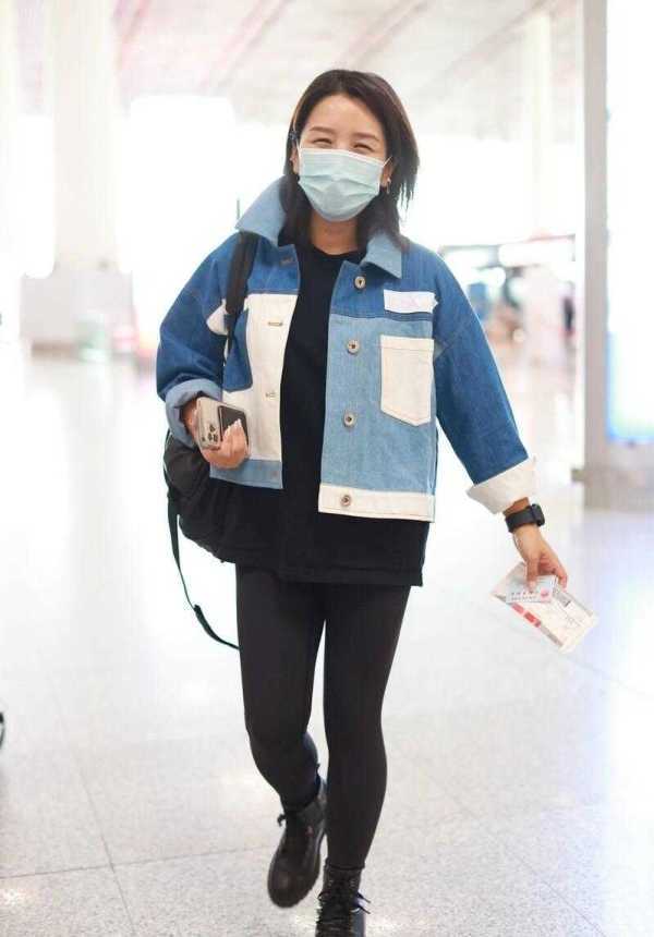 身材 何洁瘦身后太会穿了，拼色牛仔外套配健身裤，穿出1米65的气场