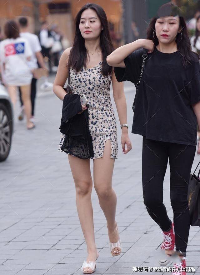 吊带 小姐姐一袭印花吊带连衣裙，裙摆开叉看似出格却美成视觉焦点