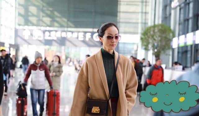 条纹 韩雪穿了件驼色大衣，配条纹长裙，脚上穿红色的靴子有年味！