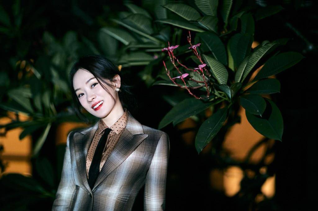 老公 霍思燕同老公街头唱歌，穿紧身裤大肚腩包不住，满脸肉感有旺夫相
