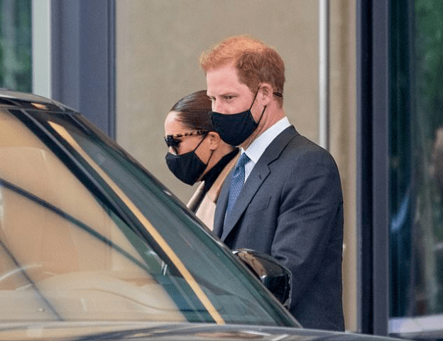 带着 梅根出行派头好足！好几个保镖跟着，换两套造型240万钻戒太吸睛