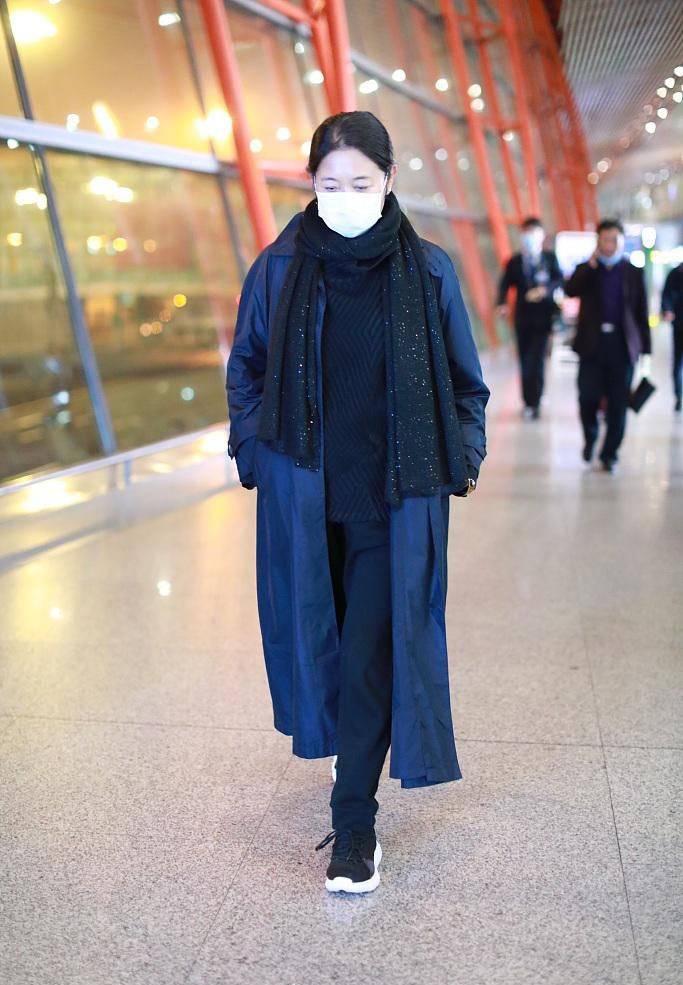 身材 倪萍瘦了后变洋气了！穿卡其色风衣配小皮鞋，看似简单却很高级