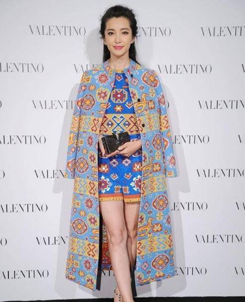 设计 李冰冰仗着大牌真敢穿，穿如此花哨的套装，一不小心就老了好几岁