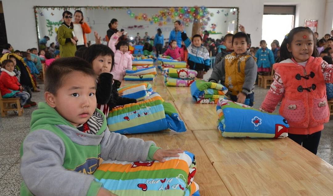 心理准备|幼儿园园长直言：入园后不哭不闹的孩子，家长都做对了这5件事