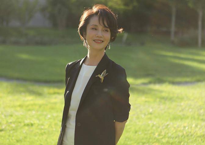 生活 央视主持徐俐退休好惬意，穿卫衣农村自拍似女星，头戴黄花颜值高