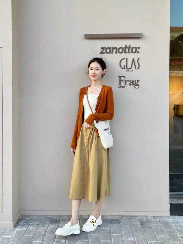 显得 25岁~30岁如何穿可甜可咸？针织开衫搭配短裤或半身裙，高级洋气