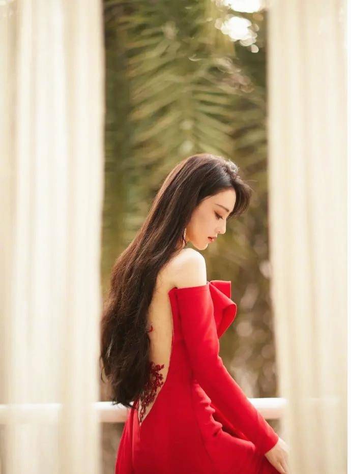 身材 霍思燕穿得好“妖艳”薄纱服大胆的秀香肩玉背 妆化得太浓