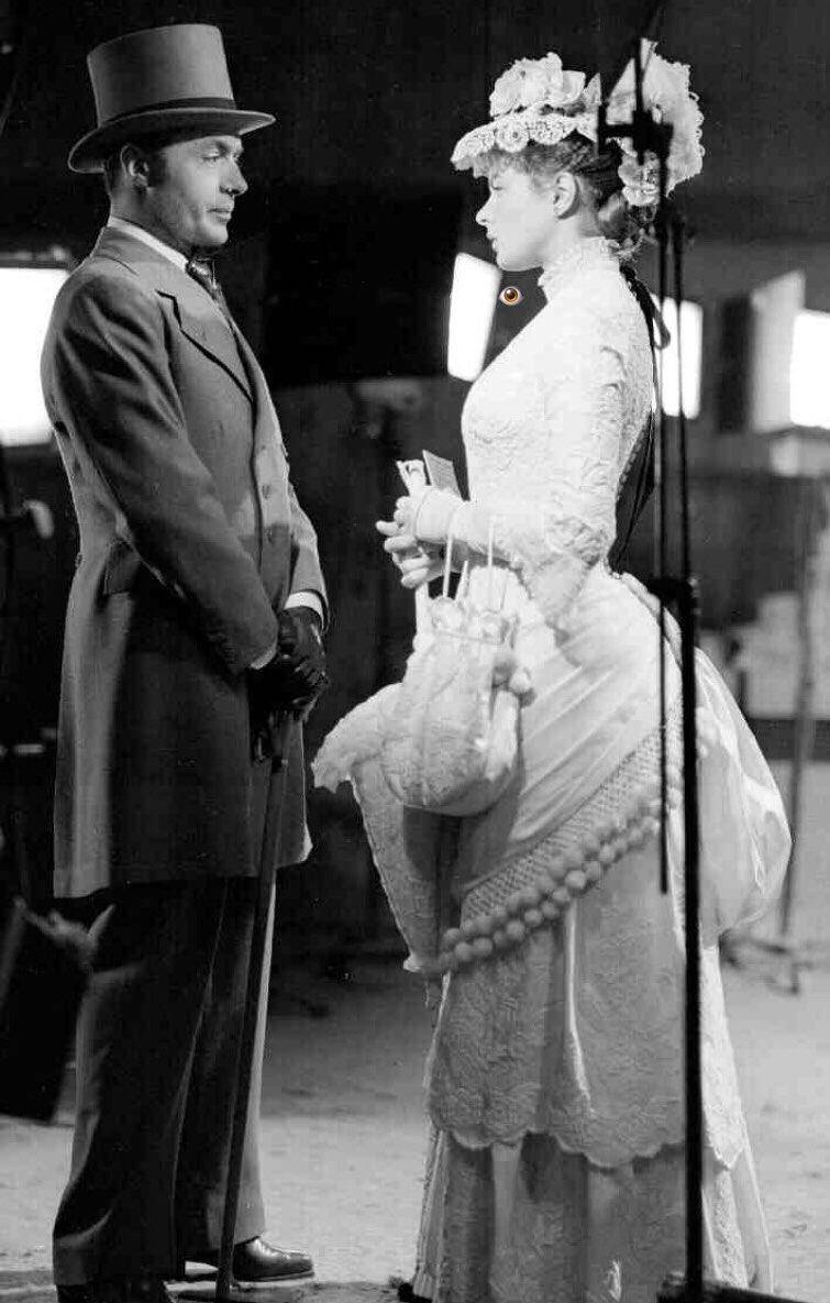 巴斯尔 欧洲古典服饰|这6部电影里有最好看的巴斯尔裙