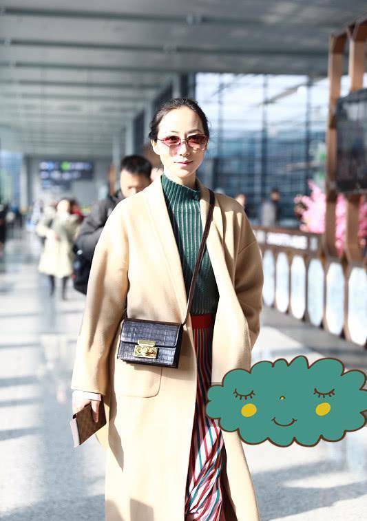 条纹 韩雪穿了件驼色大衣，配条纹长裙，脚上穿红色的靴子有年味！