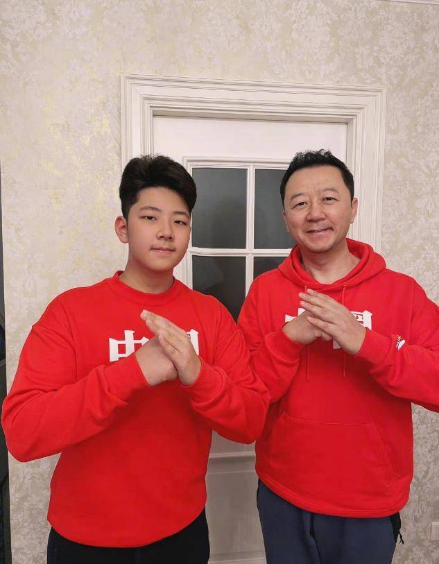 身材 郭涛14岁儿子疯长!首穿西装妈妈都得仰望,壮硕身材太有安全感