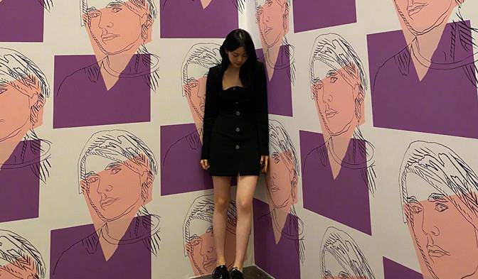 一身 欧阳娜娜风格大变样！染黑指甲穿长裙认不出，罕见浓妆变美艳女郎