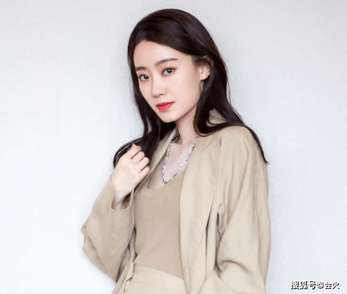 李焕英35岁张小斐湖边拍大片！穿高跟皮靴秀超长美腿，双腿盘坐在沙土上