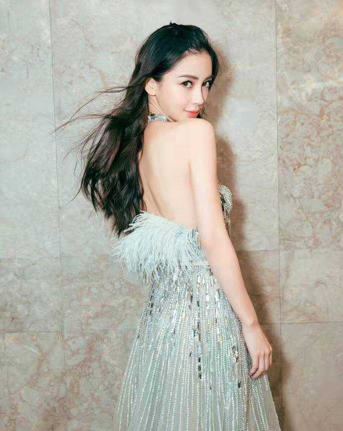 身材 霍思燕穿得好“妖艳”薄纱服大胆的秀香肩玉背 妆化得太浓