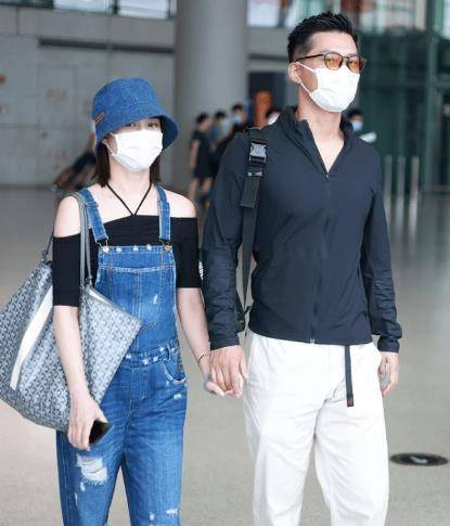 布鞋 何超莲窦骁手牵手出镜，男才女貌很登对，穿百元国货布鞋真低调