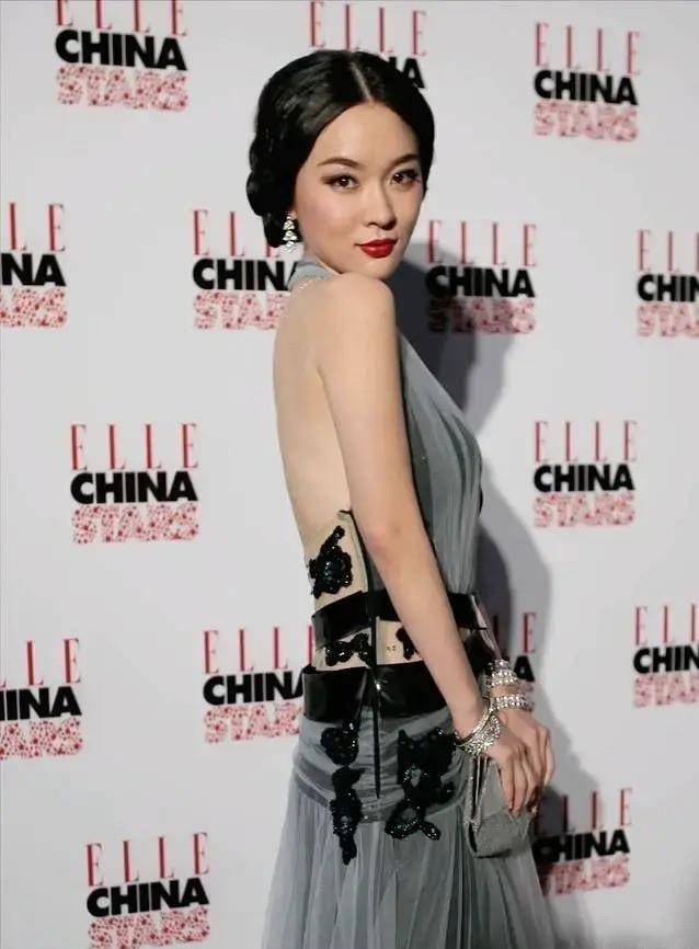 身材 霍思燕穿得好“妖艳”薄纱服大胆的秀香肩玉背 妆化得太浓