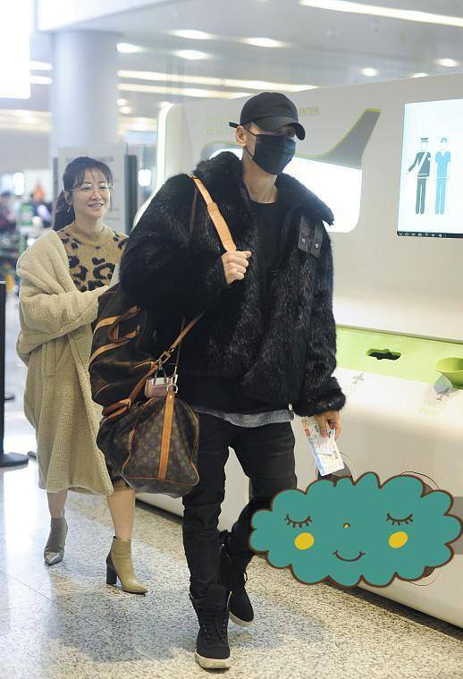 羊羔 陈紫函携丈夫走机场,一黑一白搭配,陈紫函穿羊羔大衣显气质!