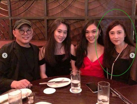 黑色 李连杰妻子奔六年纪风韵不减，一身黑也难掩曲线美，天生美挡不住