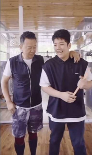 身材 郭涛14岁儿子疯长!首穿西装妈妈都得仰望,壮硕身材太有安全感