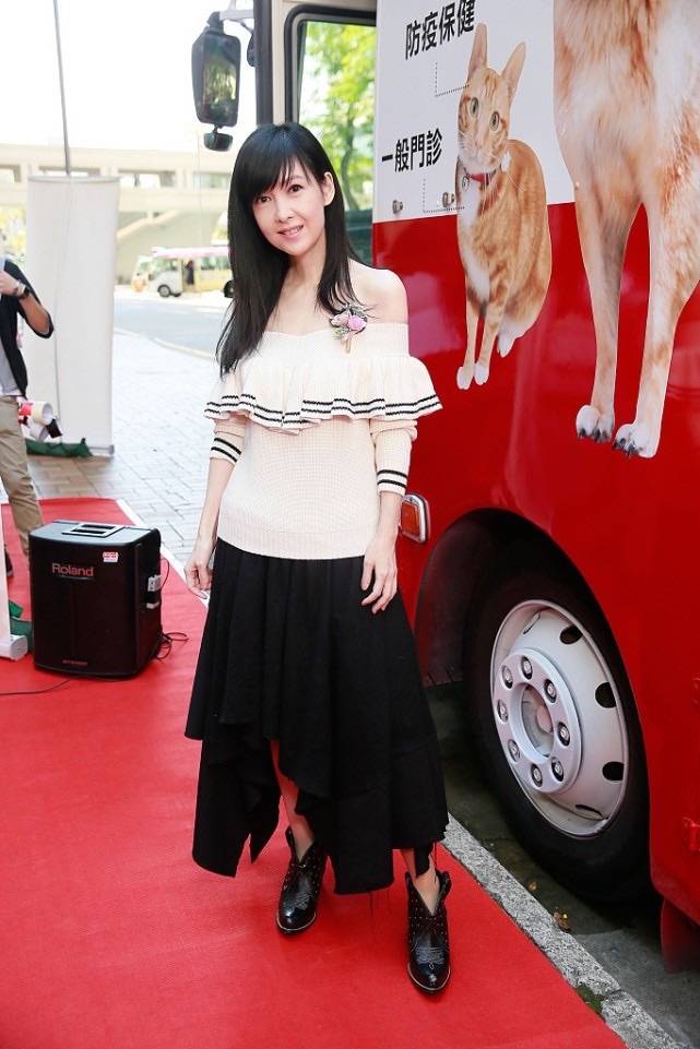 黑色 周慧敏穿旗袍不贴身,身材干瘦脖颈纹深,53岁还强装少女不假吗?