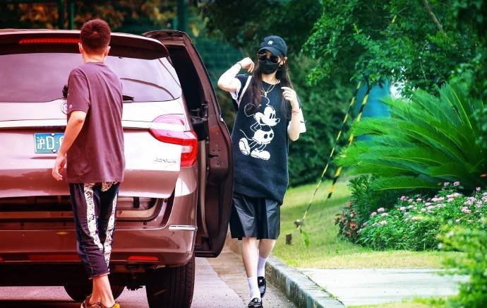 身材 唐嫣仗着模特身材乱穿衣,长款背心搭“死亡”中裤,一般人不敢试