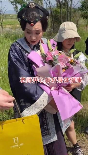 显得 刘雪华上节目穿的时髦，但私下就是老人打扮，十年独居好孤单！