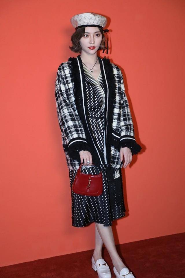 设计 女孩子对针织衫爱不释手,穿搭起来显瘦而又显气质,太有吸引力