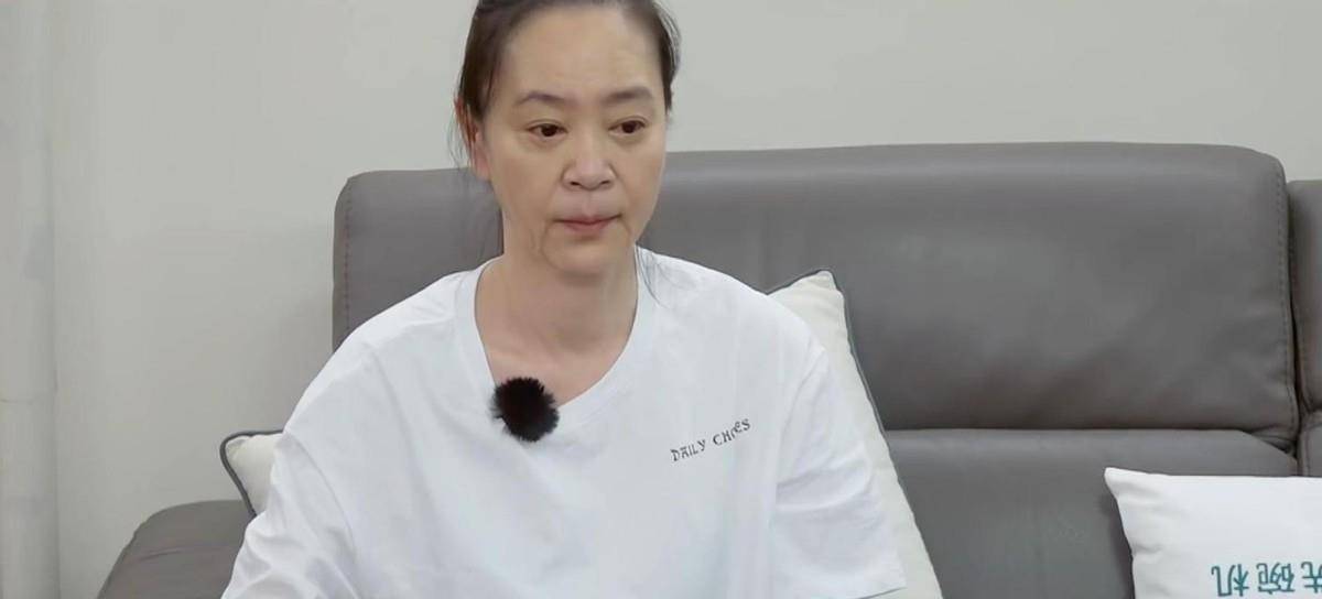 黑色 刘雪华独居生活让人羡慕，私下穿着朴素随性，但素颜状态暴露年龄