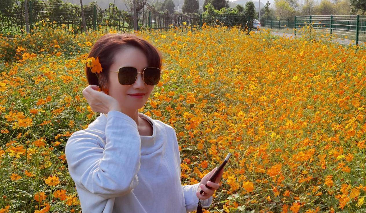 生活 央视主持徐俐退休好惬意，穿卫衣农村自拍似女星，头戴黄花颜值高