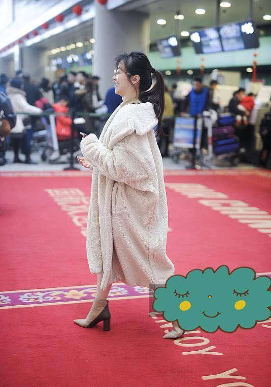 羊羔 陈紫函携丈夫走机场,一黑一白搭配,陈紫函穿羊羔大衣显气质!