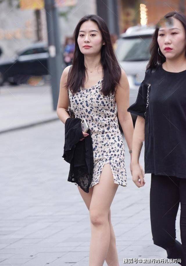 吊带 小姐姐一袭印花吊带连衣裙，裙摆开叉看似出格却美成视觉焦点