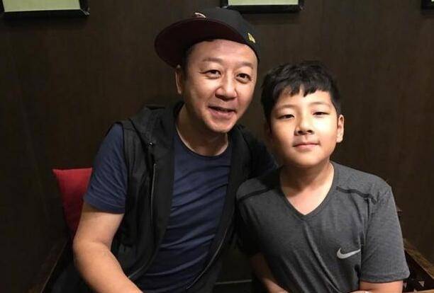 身材 郭涛14岁儿子疯长!首穿西装妈妈都得仰望,壮硕身材太有安全感