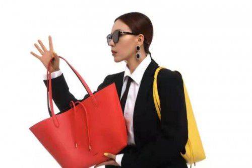 职场 谢鲁星丹为魔介2021款托特包拍摄广告大片