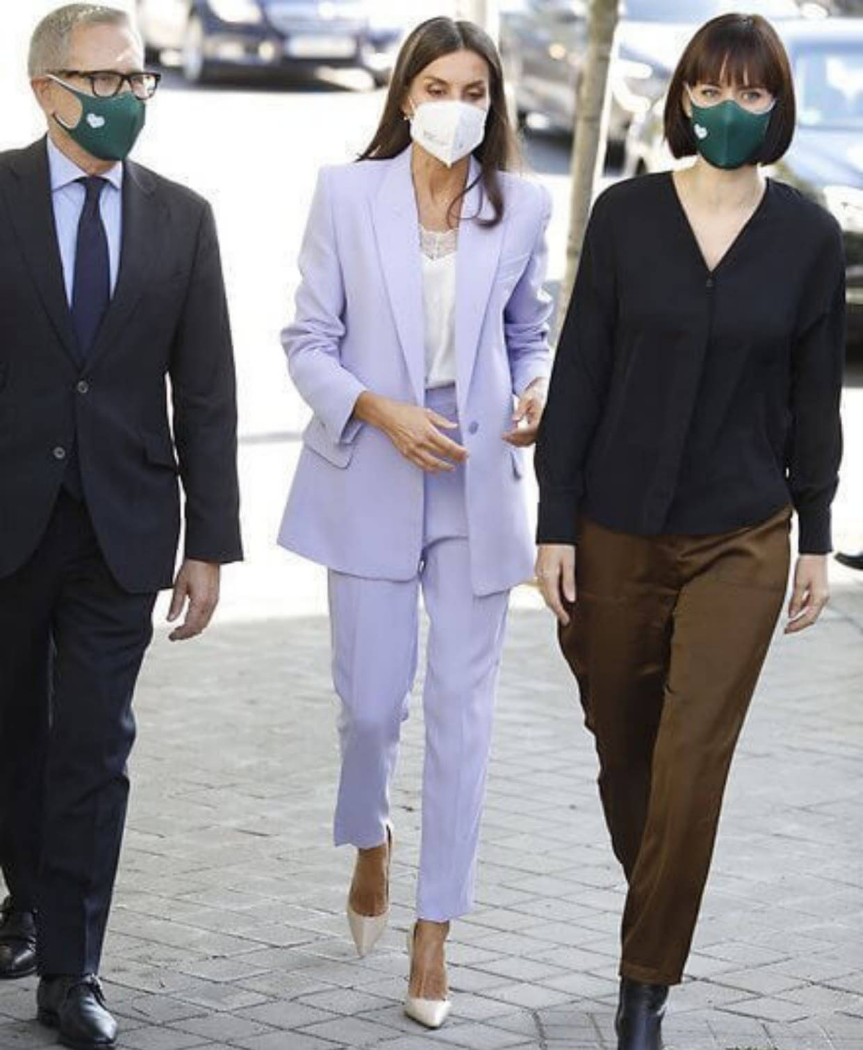 颜色 50+女人秋天少穿黑白灰，学西班牙王后穿这几种色，美成人群焦点