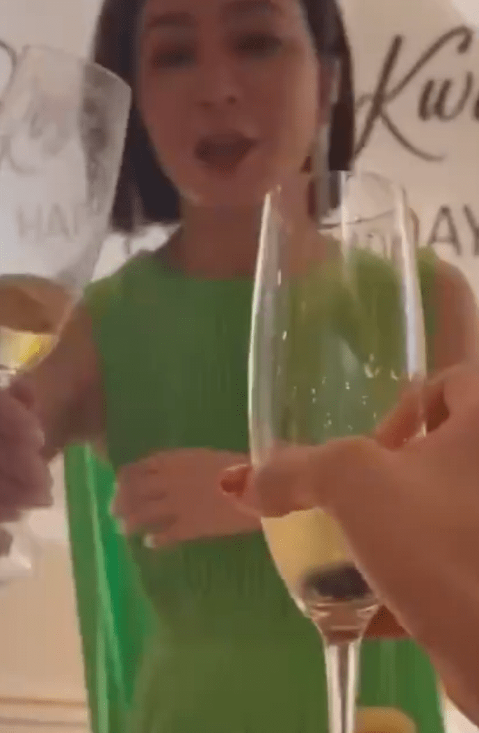 小姑娘 关之琳庆生会努力扮年轻，小姑娘都不敢尝试的绿裙子，她穿真减龄