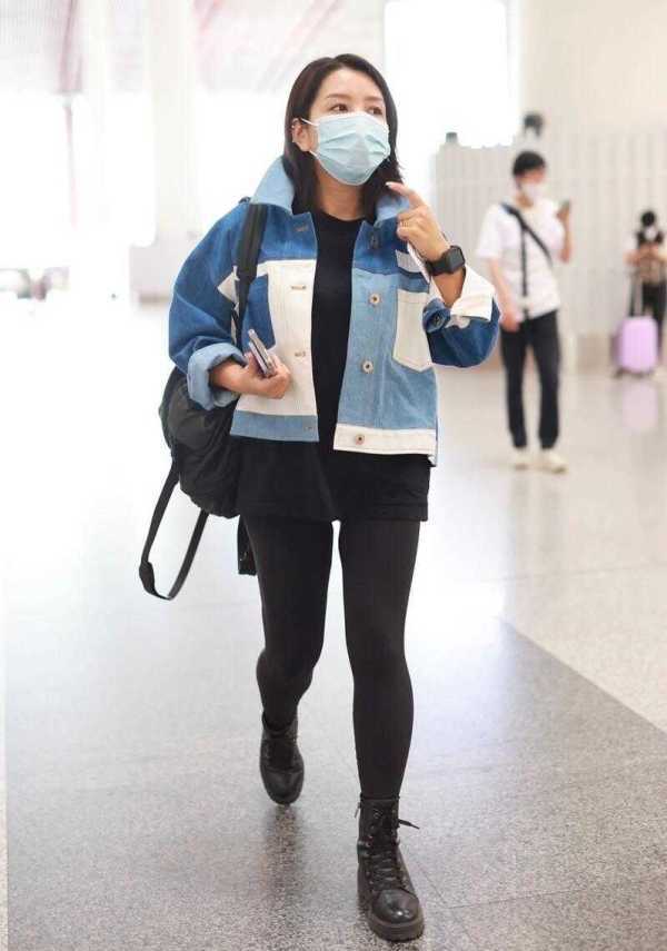 身材 何洁瘦身后太会穿了，拼色牛仔外套配健身裤，穿出1米65的气场