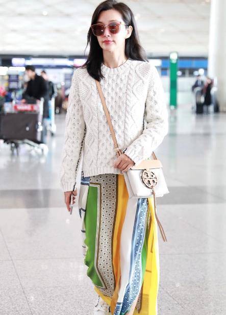 设计 李冰冰仗着大牌真敢穿，穿如此花哨的套装，一不小心就老了好几岁