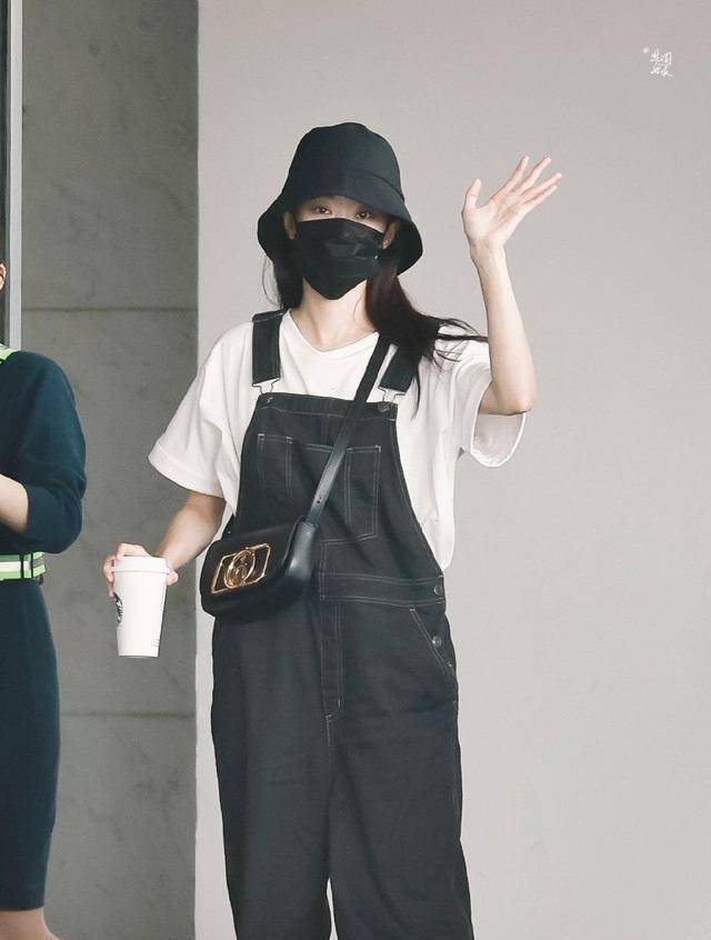 衣架子 张小斐不愧是个衣架子，T恤搭配背带裤都时髦洋气，怪不得能红